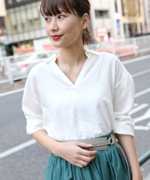 laboratory work（ラボラトリーワーク）の「抜き衿スキッパーシャツ（シャツ/ブラウス・レディース・ベージュ/ネイビー/オフホワイト・MEDIUM）」の2枚目の写真