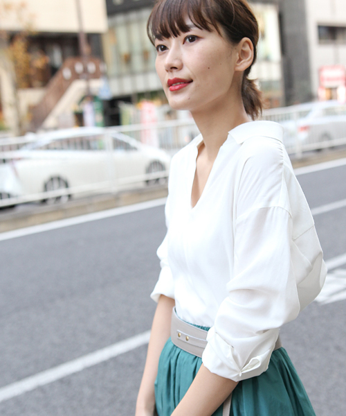 laboratory work（ラボラトリーワーク）の「抜き衿スキッパーシャツ（シャツ/ブラウス・レディース・ベージュ/ネイビー/オフホワイト・MEDIUM）」の6枚目の写真