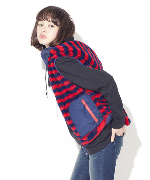 X-girl（エックスガール）の「FLUFFY VEST 2013（ベスト・レディース・ホワイト/マルチ/ベージュ/ネイビー・1/2）」の7枚目の写真