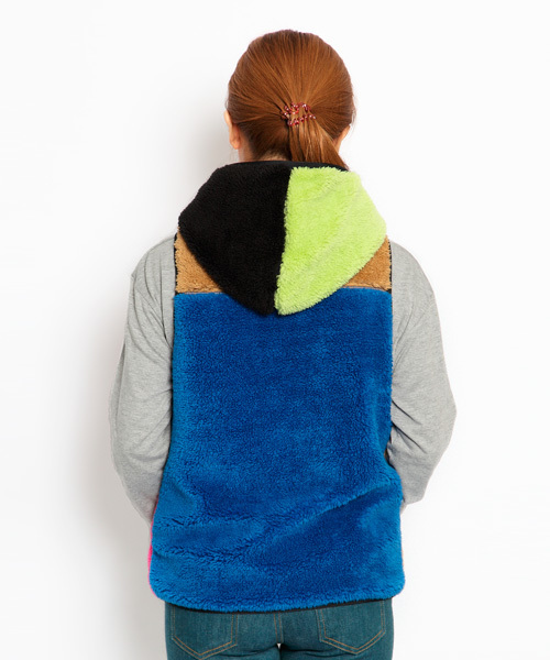 X-girl（エックスガール）の「FLUFFY VEST 2013（ベスト・レディース・ホワイト/マルチ/ベージュ/ネイビー・1/2）」の13枚目の写真