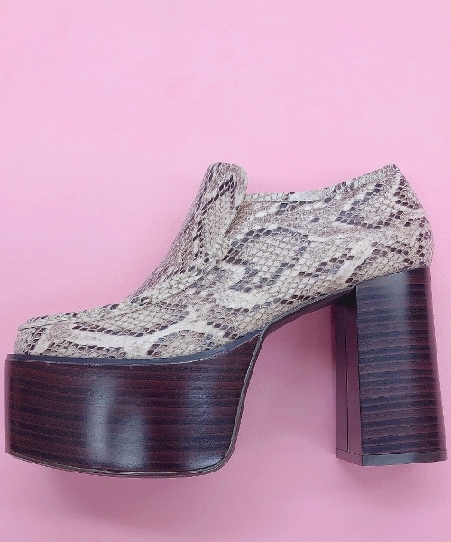 R&E(アールアンドイー)の「【ViVi9月号掲載】【R&E】厚底ヴァンプシューズ(ブーツ・レディース・ブラック/パイソン/ベージュ系その他・LL/S/M/L)」の1枚目の写真