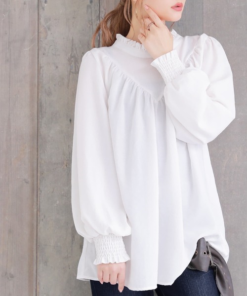 osharewalker（オシャレウォーカー）の「『フリル×Vデザインハイネックブラウス』（シャツ/ブラウス・レディース・ブラック/アイボリー/グリーン/ボルドー/グレイッシュベージュ/ネイビー/チャコール・1/2）」の3枚目の写真