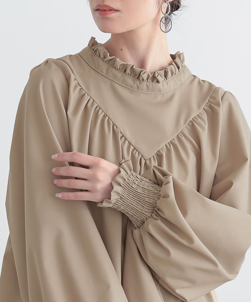 osharewalker（オシャレウォーカー）の「『フリル×Vデザインハイネックブラウス』（シャツ/ブラウス・レディース・ブラック/アイボリー/グリーン/ボルドー/グレイッシュベージュ/ネイビー/チャコール・1/2）」の4枚目の写真