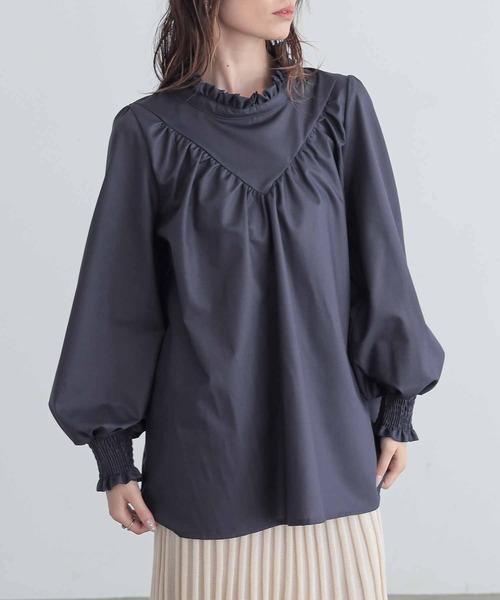 osharewalker（オシャレウォーカー）の「『フリル×Vデザインハイネックブラウス』（シャツ/ブラウス・レディース・ブラック/アイボリー/グリーン/ボルドー/グレイッシュベージュ/ネイビー/チャコール・1/2）」の2枚目の写真