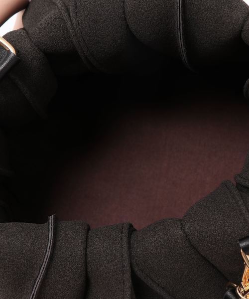 KOBE LETTUCE（コウベレタス）の「ショルダー付きプリーツ2WAYハンドバッグ（ショルダーバッグ・レディース・グレイッシュベージュ/イエロー系その他/ブラック・FREE）」の5枚目の写真