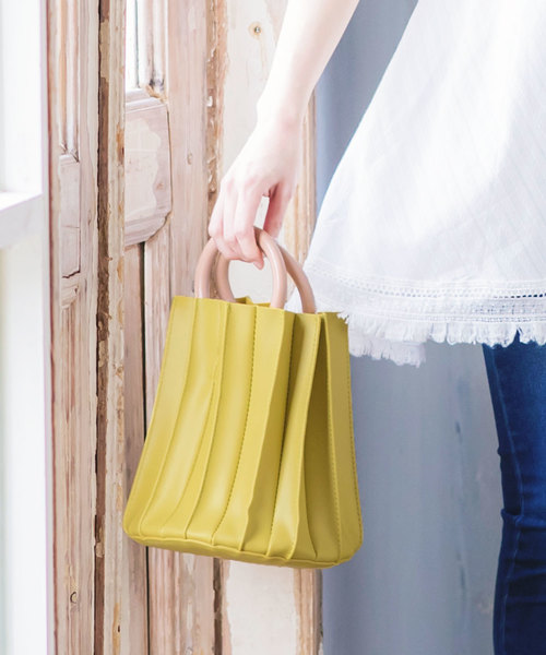 KOBE LETTUCE（コウベレタス）の「ショルダー付きプリーツ2WAYハンドバッグ（ショルダーバッグ・レディース・グレイッシュベージュ/イエロー系その他/ブラック・FREE）」の3枚目の写真