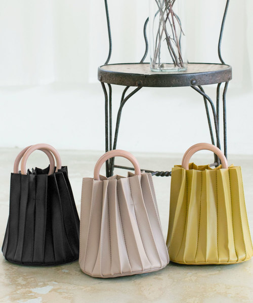 KOBE LETTUCE（コウベレタス）の「ショルダー付きプリーツ2WAYハンドバッグ（ショルダーバッグ・レディース・グレイッシュベージュ/イエロー系その他/ブラック・FREE）」の2枚目の写真