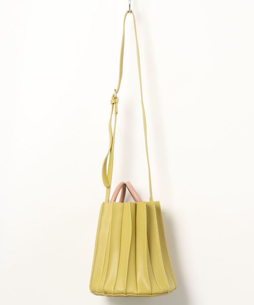 KOBE LETTUCE（コウベレタス）の「ショルダー付きプリーツ2WAYハンドバッグ（ショルダーバッグ・レディース・グレイッシュベージュ/イエロー系その他/ブラック・FREE）」の9枚目の写真