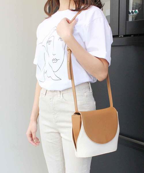 MODE ROBE(モードローブ)の「ラウンドショルダーバッグ(ショルダーバッグ・レディース・ブラック/ブラウン・FREE)」の1枚目の写真