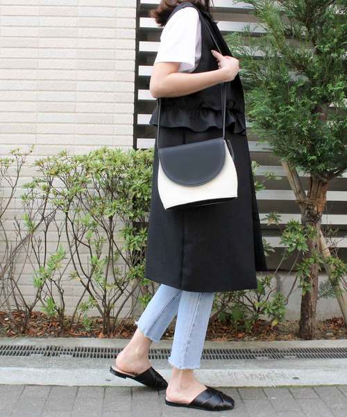 MODE ROBE(モードローブ)の「ラウンドショルダーバッグ(ショルダーバッグ・レディース・ブラック/ブラウン・FREE)」の3枚目の写真