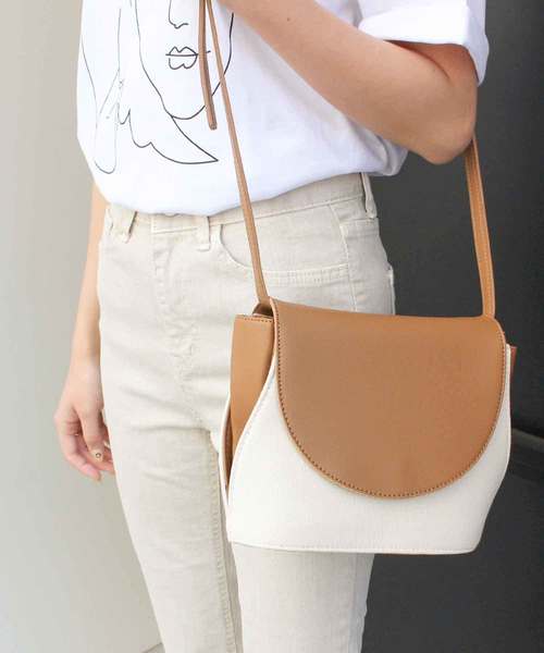 MODE ROBE(モードローブ)の「ラウンドショルダーバッグ(ショルダーバッグ・レディース・ブラック/ブラウン・FREE)」の4枚目の写真