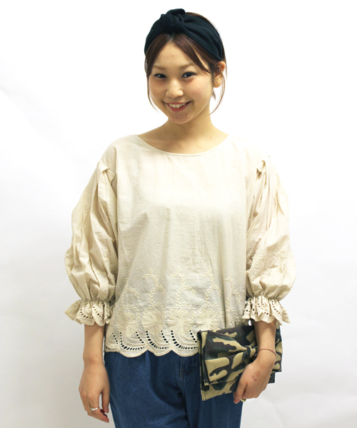 mystic（ミスティック）の「スカラップ刺繍ブラウス（シャツ/ブラウス・レディース・オフホワイト/ベージュ/レッド/ブラック・ﾌﾘ-）」の3枚目の写真