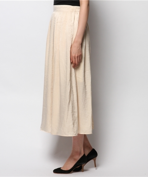 MOUSSY(マウジー)の「Satin LONG SK(スカート・レディース・ネイビー/オフホワイト/ベージュ・2/1)」の4枚目の写真