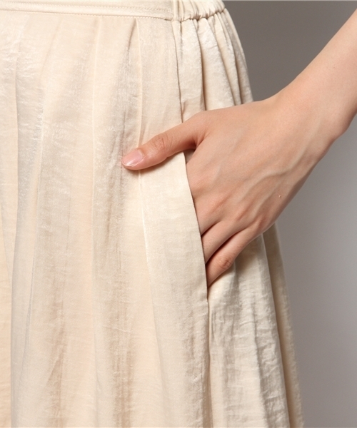 MOUSSY(マウジー)の「Satin LONG SK(スカート・レディース・ネイビー/オフホワイト/ベージュ・2/1)」の11枚目の写真