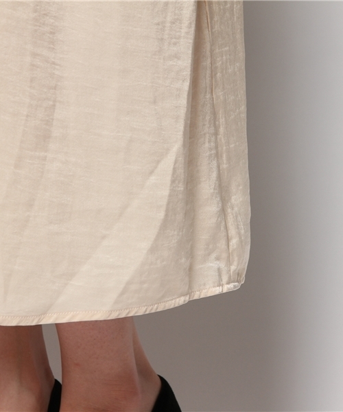 MOUSSY(マウジー)の「Satin LONG SK(スカート・レディース・ネイビー/オフホワイト/ベージュ・2/1)」の12枚目の写真