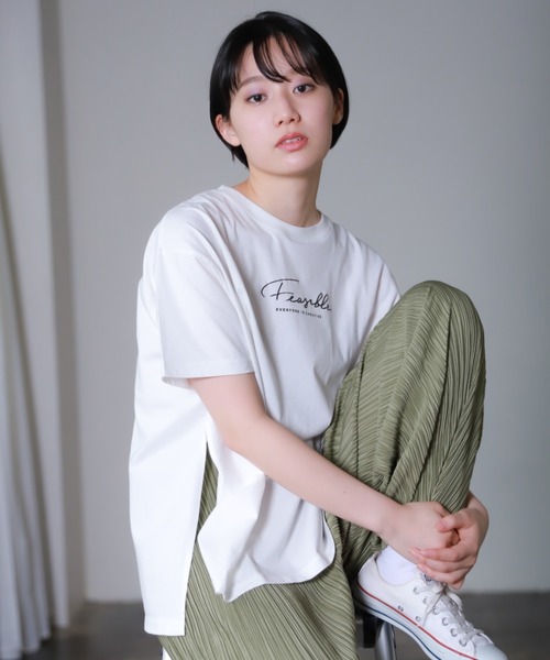 PAGEBOY（ページボーイ）の「サイドスリットロゴTシャツ（Tシャツ/カットソー・レディース・ブラック/オフホワイト/イエロー系その他・FREE）」の2枚目の写真