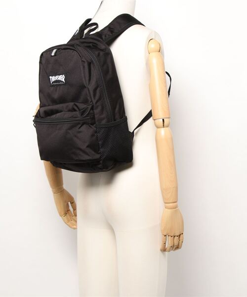 THRASHER（スラッシャー）の「HOMETOWN BACKPACK S 16L/スラッシャーバッグパックリュックサック（バックパック/リュック・メンズ・ブラック×ホワイト/ブラック×レッド・FREE）」の4枚目の写真