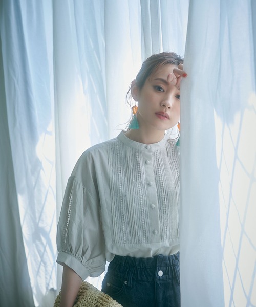 vis-`a-vis（ビサビ）の「【WEB限定】ピンタック＆レースで主役級。コットンチュニック（シャツ/ブラウス・レディース・ブラック/ホワイト/ベージュ/ライトグリーン/カーキ・FREE）」の5枚目の写真