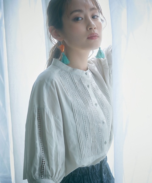 vis-`a-vis（ビサビ）の「【WEB限定】ピンタック＆レースで主役級。コットンチュニック（シャツ/ブラウス・レディース・ブラック/ホワイト/ベージュ/ライトグリーン/カーキ・FREE）」の9枚目の写真