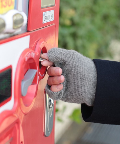 sankyo shokai（サンキョウショウカイ）の「指なし手袋アームウォーマーカシミヤ 100%（手袋・レディース・ライトグレー/ネイビー/レッド/ブルー/アイボリー/モカ・FREE）」の3枚目の写真