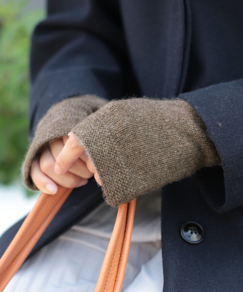 sankyo shokai（サンキョウショウカイ）の「指なし手袋アームウォーマーカシミヤ 100%（手袋・レディース・ライトグレー/ネイビー/レッド/ブルー/アイボリー/モカ・FREE）」の4枚目の写真