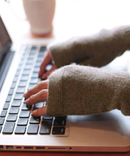 sankyo shokai（サンキョウショウカイ）の「指なし手袋アームウォーマーカシミヤ 100%（手袋・レディース・ライトグレー/ネイビー/レッド/ブルー/アイボリー/モカ・FREE）」の15枚目の写真