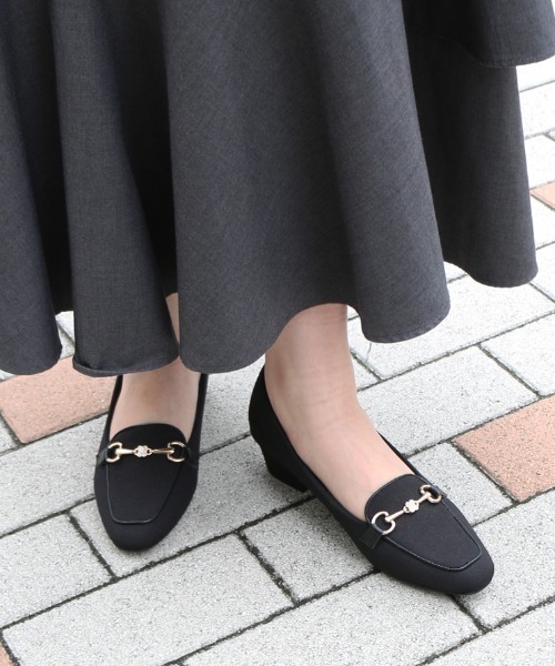 JELLY BEANS（ジェリービーンズ）の「フラワービットローファーパンプス<ふわさら>(204-42715)JELLY BEANS(ジェリービーンズ)（パンプス・レディース・ブラック/グリーン/グレイッシュベージュ/アイボリー/ブラック系1/ダークブラウン・23/24/22.5/24.5/23.5/21.5/22/25/25.5）」の3枚目の写真