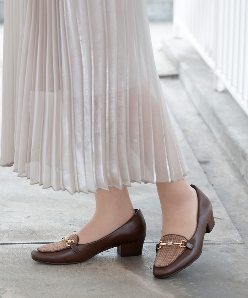 JELLY BEANS（ジェリービーンズ）の「フラワービットローファーパンプス<ふわさら>(204-42715)JELLY BEANS(ジェリービーンズ)（パンプス・レディース・ブラック/グリーン/グレイッシュベージュ/アイボリー/ブラック系1/ダークブラウン・23/24/22.5/24.5/23.5/21.5/22/25/25.5）」の4枚目の写真