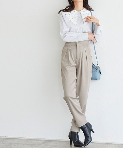 Pierrot(ピエロ)の「タックテーパードパンツ(その他パンツ・レディース・カーキ/キャメル/グレイッシュベージュ・M/L)」の1枚目の写真