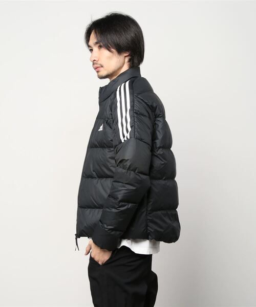adidas（アディダス）の「エッセンシャルズ ミッドウェイト ダウン