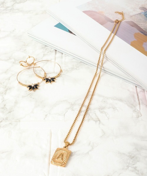 Ree&Mee(リーアンドミー)の「Ree&Mee ステンレス イニシャル スクエア ネックレス 男女兼用 ユニセックス(ネックレス・メンズ・A/H/J/K/L/M/N/R/S/T/Y/F/E/C/I・FREE)」の2枚目の写真