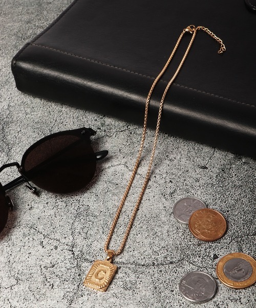 Ree&Mee(リーアンドミー)の「Ree&Mee ステンレス イニシャル スクエア ネックレス 男女兼用 ユニセックス(ネックレス・メンズ・A/H/J/K/L/M/N/R/S/T/Y/F/E/C/I・FREE)」の3枚目の写真