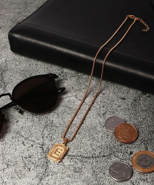 Ree&Mee(リーアンドミー)の「Ree&Mee ステンレス イニシャル スクエア ネックレス 男女兼用 ユニセックス(ネックレス・メンズ・A/H/J/K/L/M/N/R/S/T/Y/F/E/C/I・FREE)」の4枚目の写真