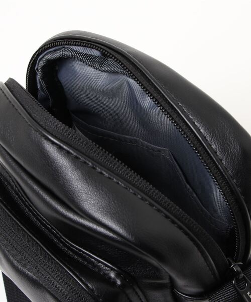 KANGOL（カンゴール）の「【KANGOL/カンゴール】 型押しロゴ ＰＵ レザー ショルダーポーチ（ショルダーバッグ・メンズ・ブラック/グレイッシュベージュ・FREE）」の4枚目の写真