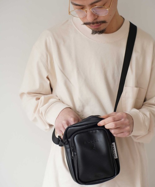 KANGOL（カンゴール）の「【KANGOL/カンゴール】 型押しロゴ ＰＵ レザー ショルダーポーチ（ショルダーバッグ・メンズ・ブラック/グレイッシュベージュ・FREE）」の2枚目の写真