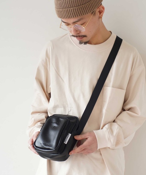KANGOL（カンゴール）の「【KANGOL/カンゴール】 型押しロゴ ＰＵ レザー ショルダーポーチ（ショルダーバッグ・メンズ・ブラック/グレイッシュベージュ・FREE）」の7枚目の写真