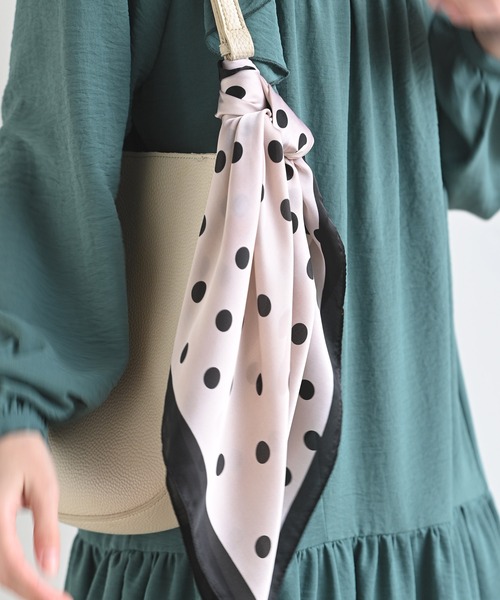 rps（アールピーエス）の「リング付きスカーフ（バンダナ/スカーフ・レディース・オレンジ/ピンク/ブラック/ダークグリーン/ネイビー/ブラウン/ベージュ/グリーン/ブルー/オフホワイト/グレー/アイボリー/グリーン系その他/ダークネイビー/ホワイト系その他4/ブラック系その他2/ライトベージュ/グレイッシュベージュ/グレイッシュブルー/キャメル/マスタード/ホワイト系その他2/ミント/ブラック系その他3/チャコールグレー/イエロー系その他/サックスブルー/ベージュ系その他・フリー）」の13枚目の写真