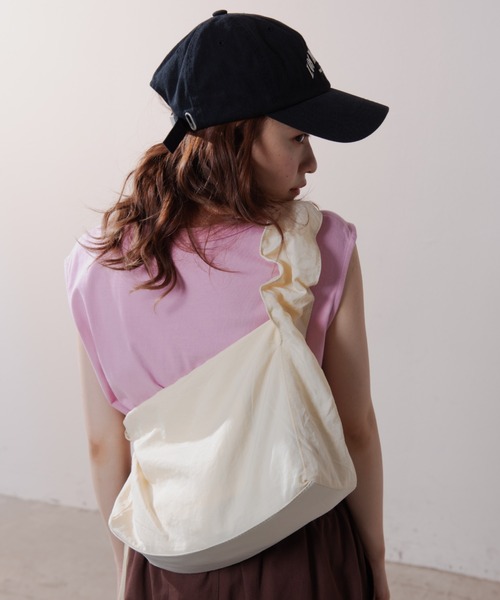 MERLOT(メルロー)の「ギャザーショルダーバッグ(ショルダーバッグ・レディース・ブラック/ナチュラル・SMALL)」の6枚目の写真