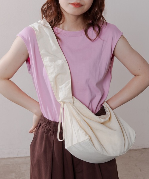MERLOT(メルロー)の「ギャザーショルダーバッグ(ショルダーバッグ・レディース・ブラック/ナチュラル・SMALL)」の7枚目の写真