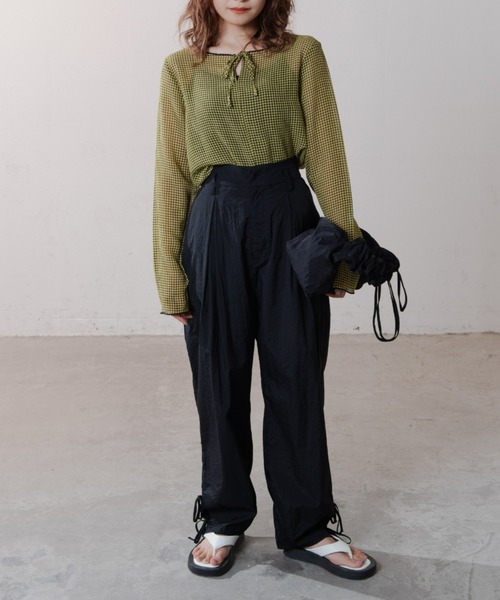 MERLOT(メルロー)の「ギャザーショルダーバッグ(ショルダーバッグ・レディース・ブラック/ナチュラル・SMALL)」の17枚目の写真