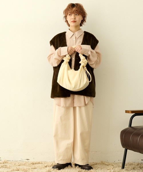 MERLOT(メルロー)の「ギャザーショルダーバッグ(ショルダーバッグ・レディース・ブラック/ナチュラル・SMALL)」の20枚目の写真