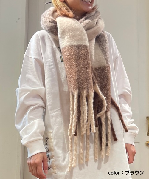 OLD BETTY'S（オールドベティーズ）の「ふわふわボリュームチェックマフラー（マフラー・レディース・ブラック/ブラウン/マスタード・ﾌﾘ-）」の3枚目の写真