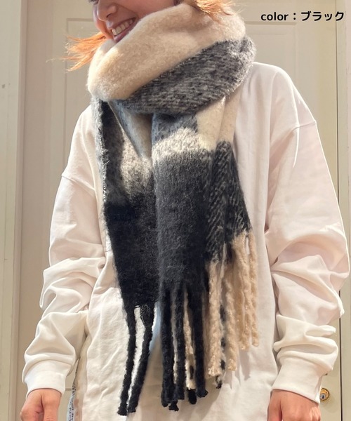 OLD BETTY'S（オールドベティーズ）の「ふわふわボリュームチェックマフラー（マフラー・レディース・ブラック/ブラウン/マスタード・ﾌﾘ-）」の2枚目の写真