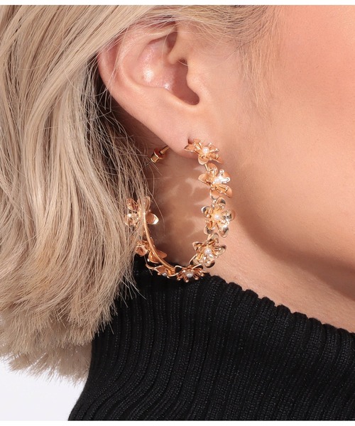 LATINA（ラティーナ）の「ラインフラワースタッドピアス（ピアス（両耳用）・レディース・ゴールド・FREE）」の3枚目の写真