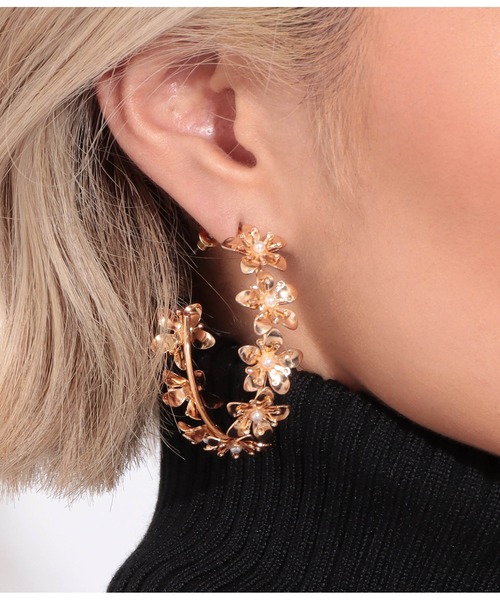 LATINA（ラティーナ）の「ラインフラワースタッドピアス（ピアス（両耳用）・レディース・ゴールド・FREE）」の4枚目の写真