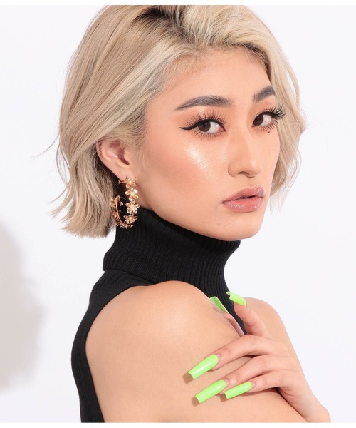 LATINA（ラティーナ）の「ラインフラワースタッドピアス（ピアス（両耳用）・レディース・ゴールド・FREE）」の5枚目の写真