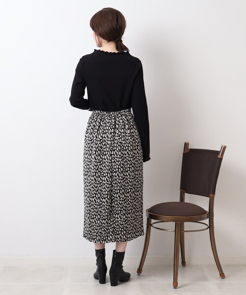 SHOO・LA・RUE（シューラルー）の「◆メロー使いボトルネック長袖インナー（Tシャツ/カットソー・レディース・オフホワイト/ブラック/ブラウン系・02/03/04）」の12枚目の写真