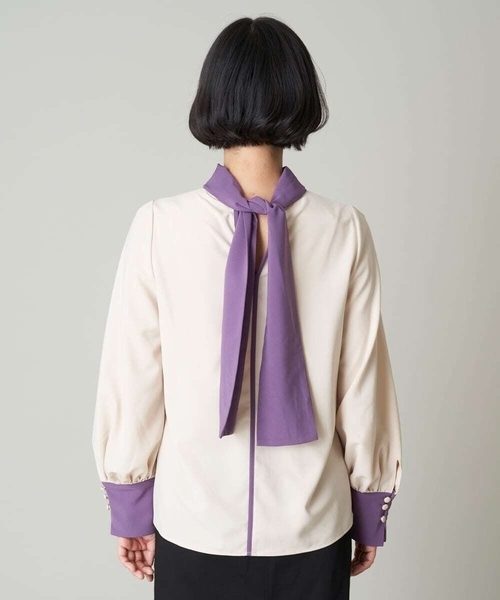 A de a.v.v(アードアー・ヴェ・ヴェ)の「バイカラーパイピングボウタイブラウス(シャツ/ブラウス・レディース・ベージュ/ブラック・38/36)」の6枚目の写真