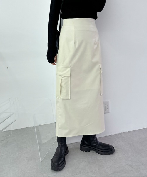 feepur（フェピュール）の「フェイクレザーIラインカーゴスカート（スカート・レディース・オフホワイト/ブラック・MEDIUM/SMALL）」の2枚目の写真