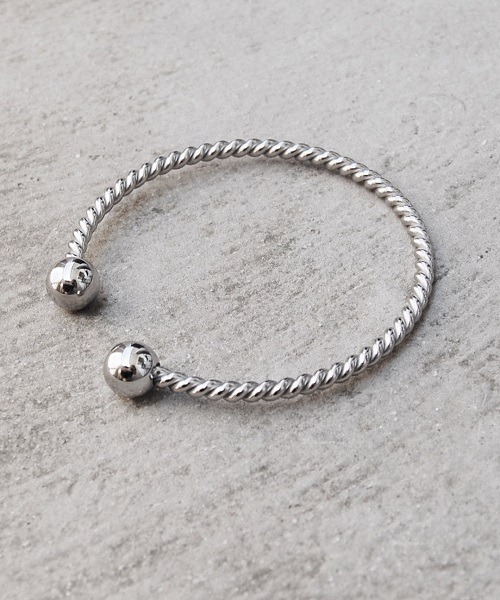 tone（トーン）の「kare/ダブルボールツイストバングル　サージカルステンレス 316L　メンズ・レディース兼用【 汗・水に強い 】（バングル/リストバンド・レディース・シルバー・FREE）」の3枚目の写真